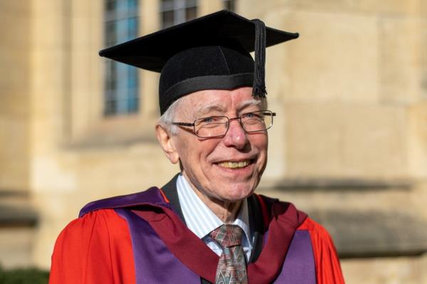 一位76岁的老人在他开始工作50多年后刚刚获得了博士学位