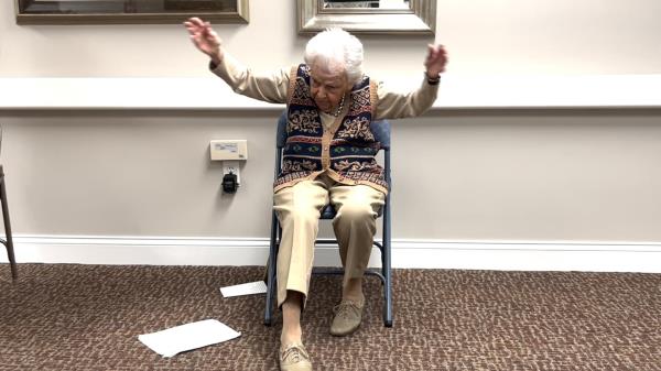 102岁的简·贝利每周有4天负责健身课程