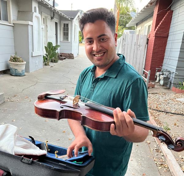 著名的阿富汗小提琴家Ali Esmahilzada搬到洛杉矶，给小提琴