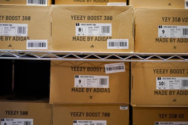 阿迪达斯将出售Yeezy鞋并捐赠收益，首席执行官说