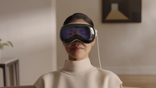 苹果的Vision Pro价格昂贵，并且面临着同样的VR头盔障碍